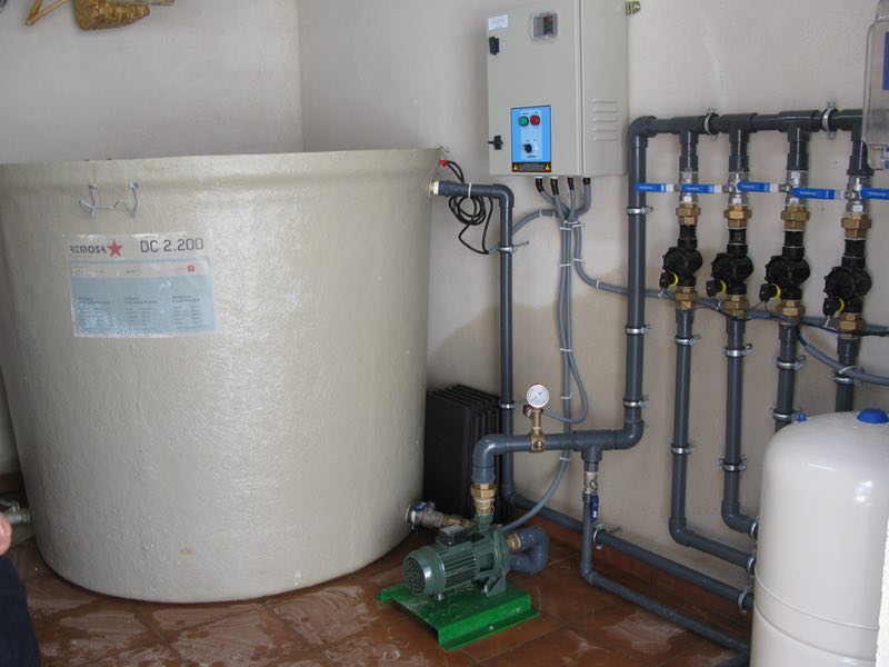 Tanque y sistema de tuberías