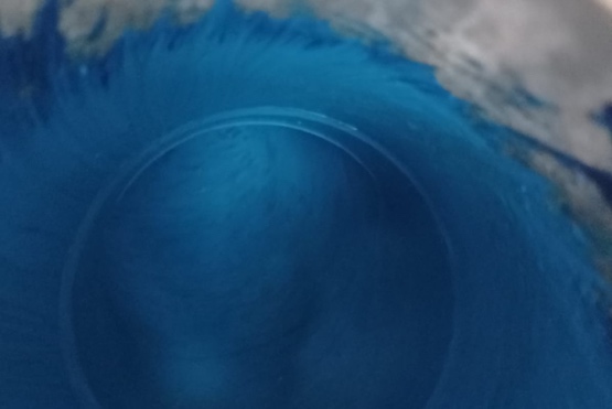 Agua azul en un recipiente